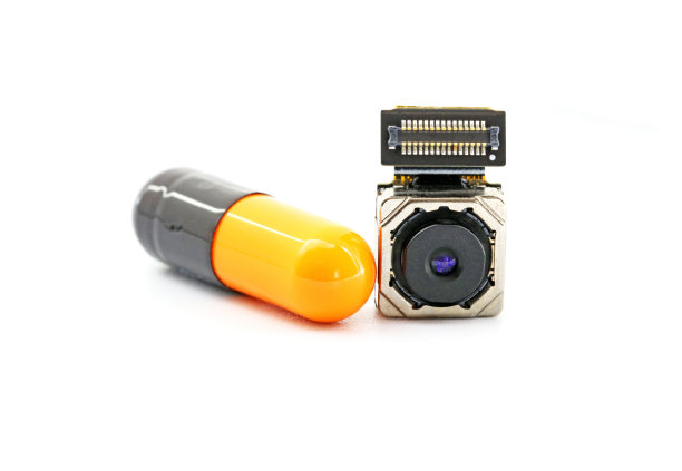 放在药片或药物旁边的手机摄像头图片下载