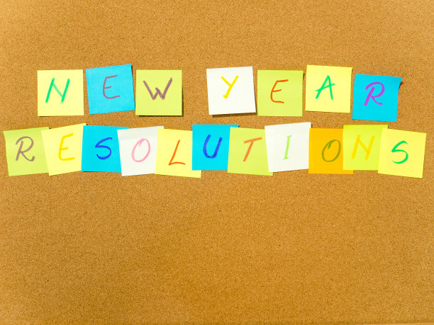 软木板张贴它与励志文字新年决心承诺的概念照片图片下载