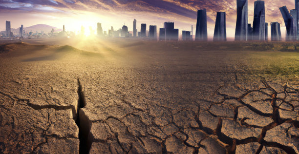 城市背景前的干旱土地图片下载