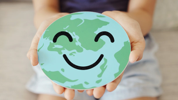 手牵地球，面带微笑，拯救地球，地球日，环境日，幸福世界，csr社会责任，可持续生活理念图片下载
