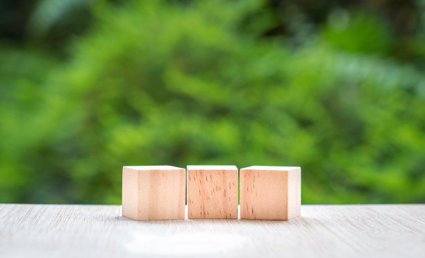三个空白的木块立方体与绿色自然的背景。图片下载