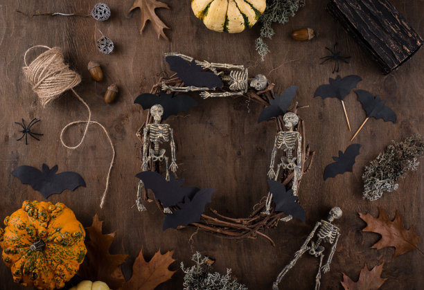 制作万圣节花环的过程。图片下载