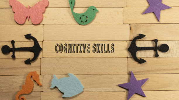 认知技能刻在木质图案表面上。教育与儿童心理学图片下载