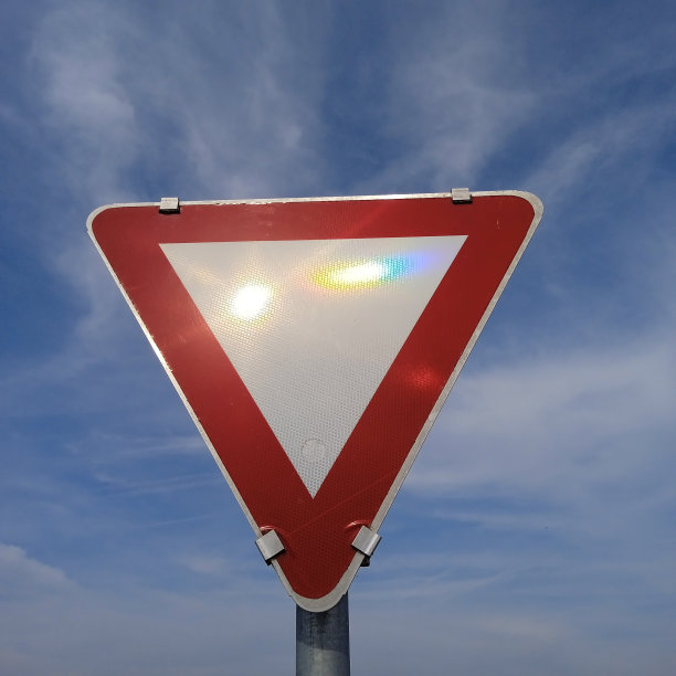 让路:让路或让路的交通标志图片下载