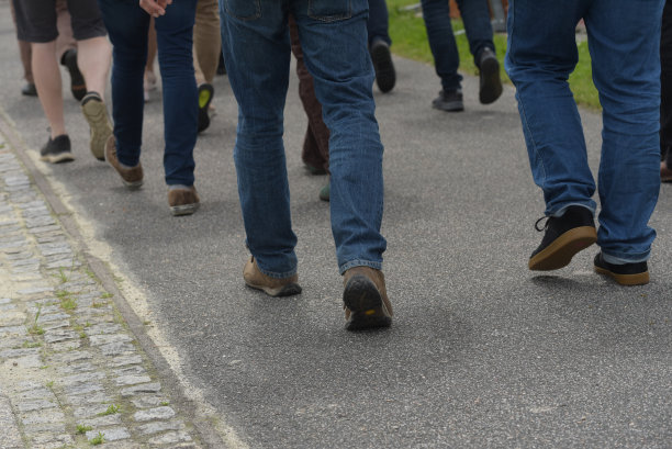 参加活动的一群人图片下载