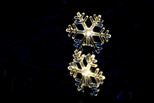 圣诞节灯泡。晚上的圣诞装饰。作为圣诞节装饰的木星。圣诞节的星形灯泡。蓝色和黄色的灯泡以星星和雪花的形式出现。图片下载