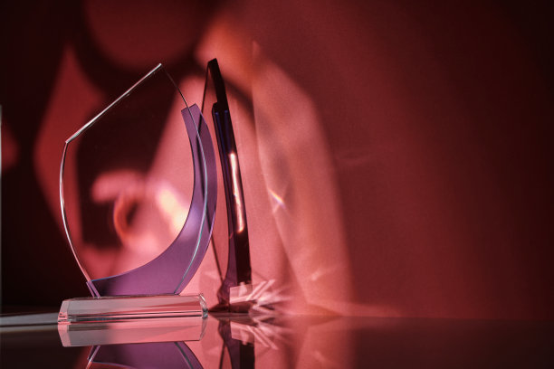 红色背景下的水晶奖杯图片下载