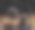 浅聚焦特写镜头一个茶壶在空气中倒热水到一杯茶图片下载