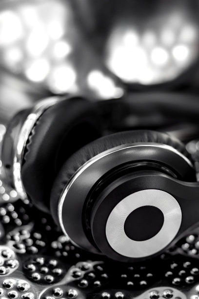 黑色耳机镀铬金属表面。洗衣机里时髦的无线耳机。图片下载