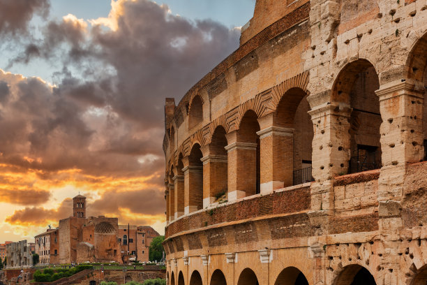 罗马斗兽场的背景是如画的天空图片下载