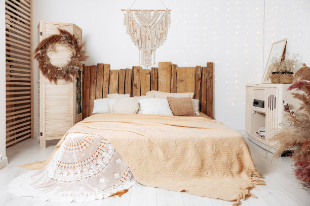 室内设计的照片宽敞明亮的工作室在斯堪的纳维亚风格和温暖的柔和的白色和米色。图片下载