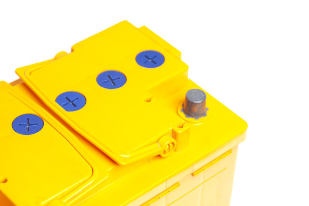白色背景下的黄色汽车电池。图片下载