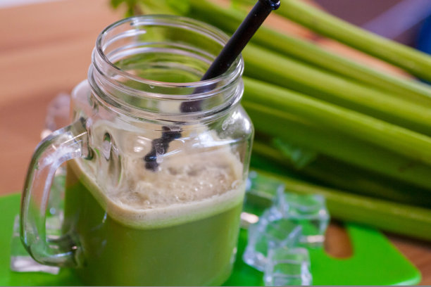 健康饮料，蔬菜汁，摄影棚拍摄图片下载