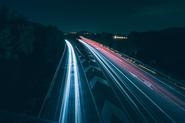 夜间道路上的光线轨迹图片下载