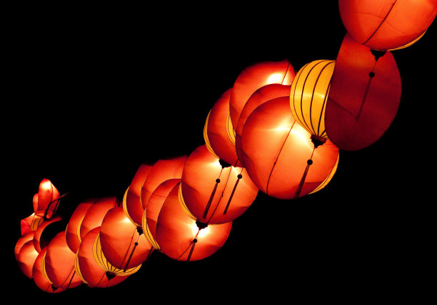 黑色背景下中秋节灯笼的低角度拍摄图片下载