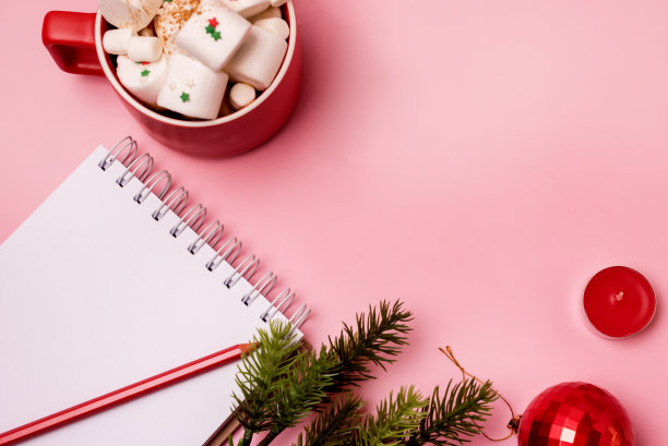 圣诞背景或家庭工作区与杯可可圣诞装饰和笔记本准备假期顶视图与复制空间图片下载