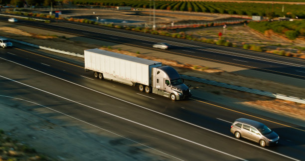 加利福尼亚州5号州际公路货运卡车的鸟瞰图图片下载