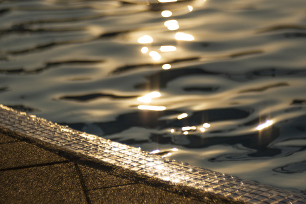 游泳池水中的反光图片下载