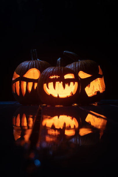 黄昏杰克奥灯笼-雕刻南瓜在晚上-可怕的万圣节装饰-充分图片下载
