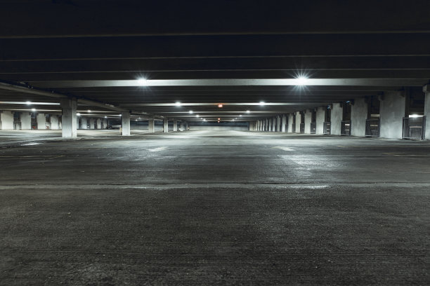 黑暗、空无一人的停车场。图片下载