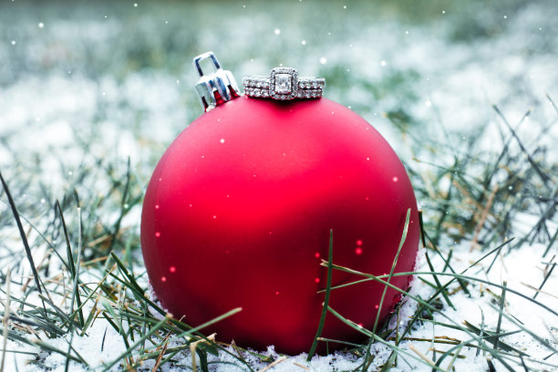 冬季结婚/订婚戒指在雪中的装饰。图片下载