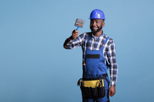 修理工高兴地做室内装修图片下载