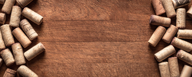 木桌上的酒塞图片下载