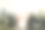 在模糊的城市景观背景下双曝光创意灯泡全息图，研发概念图片下载