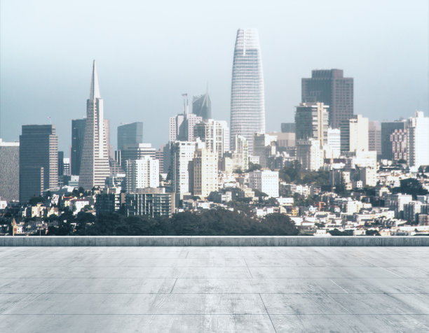 在白天美丽的旧金山城市天际线的背景上，空的混凝土肮脏的屋顶，模拟图片下载