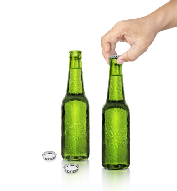 一个拿着啤酒瓶的男人被隔离在白色背景上图片下载