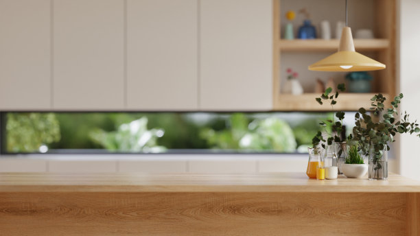 模糊厨房房间背景上的木桌面。图片下载