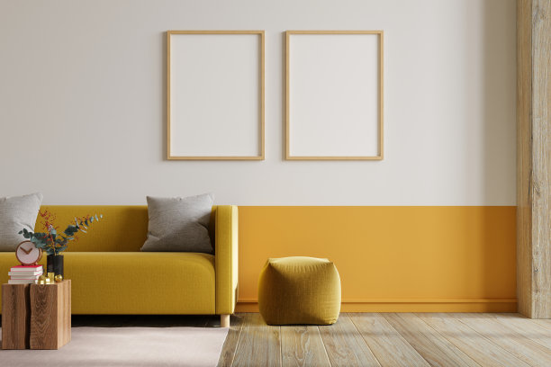 客厅与设计黄色天鹅绒沙发和模型与垂直框架在空暗黄色墙壁。图片下载