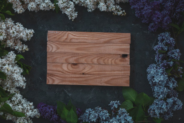 木质表面上美丽的紫丁香图片下载