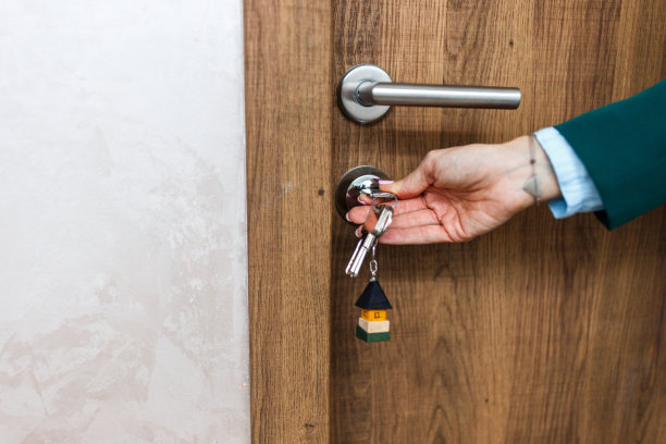 用钥匙开门的人的手图片下载