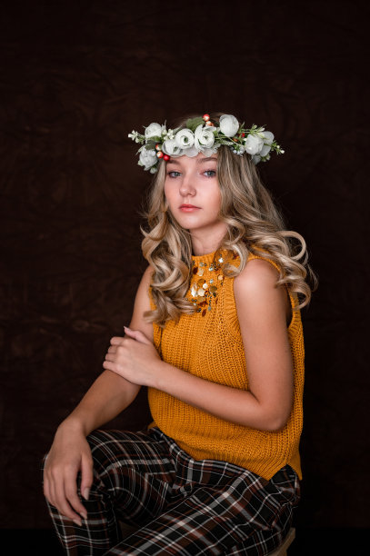 一个美丽的年轻女孩带着花头巾的肖像图片下载