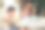 一个可爱的小女孩和她的妈妈用水彩装饰石头图片下载