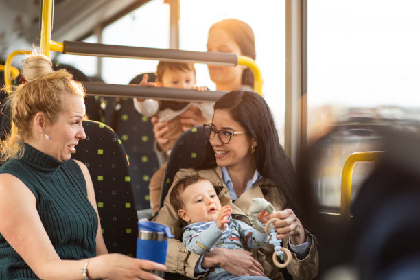 一群母亲和孩子在公共汽车上图片下载