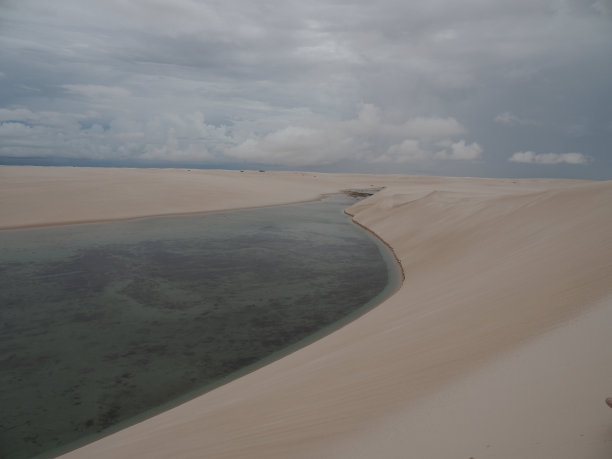 阴天拍摄的荒凉沙漠图片下载