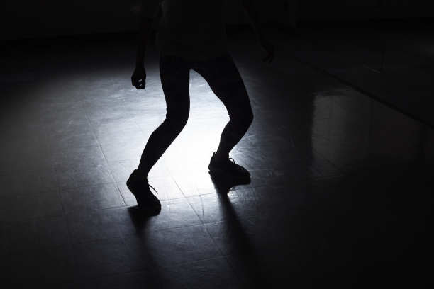 年轻的日本女子在跳舞图片下载