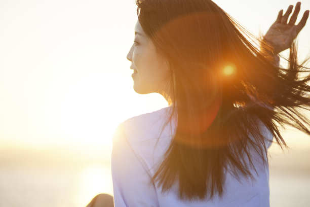日落海和日本女人图片下载