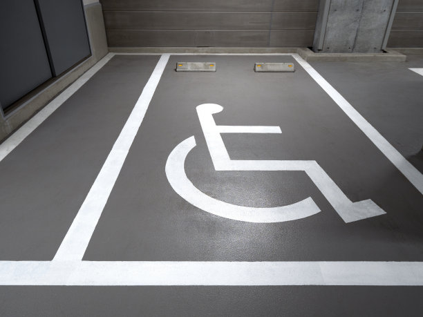 有轮椅标志的停车位图片下载