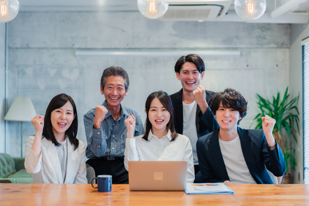 一家风险公司的办公室，每个人都在一起很好地工作图片下载