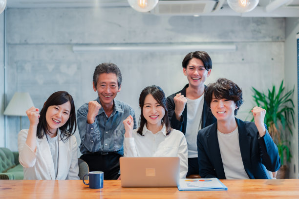 一家风险公司的办公室，每个人都在一起很好地工作图片下载