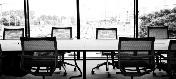 空办公室会议室的灰度照片图片下载