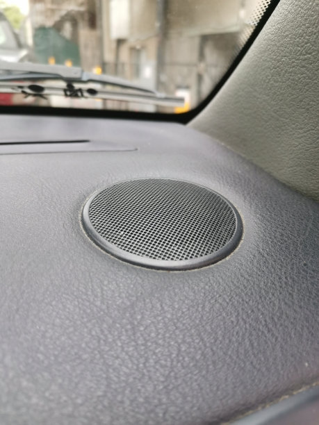 汽车里圆形扬声器的特写镜头图片下载