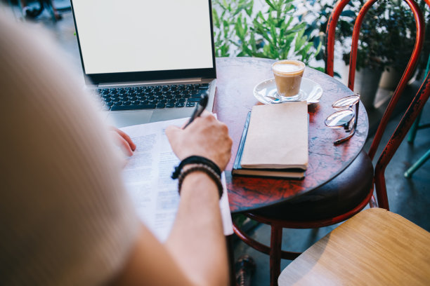 匿名人士使用笔记本电脑处理文件图片下载