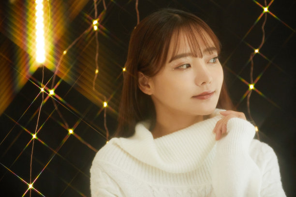 浪漫的肖像一个年轻的亚洲妇女与照明图片下载