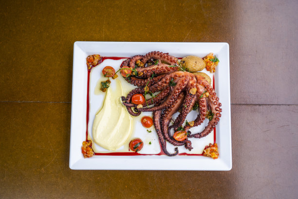 在巴西圣卡塔琳娜的弗洛里亚诺波利斯，一家餐厅的餐盘图片下载