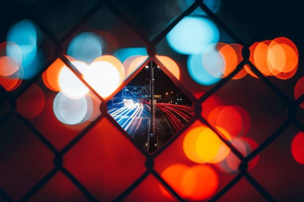 选择对焦拍摄的高速公路与汽车灯在晚上通过一个门与散景灯图片下载