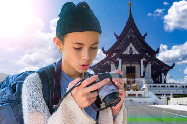 年轻女子拿着相机拍摄泰国寺庙，户外背包，宗教图片下载